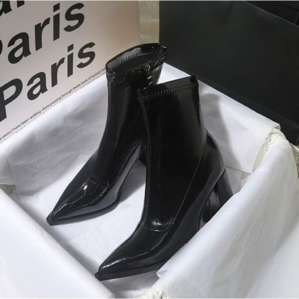 Color / Model: Black Glossy Fleece Lined / Size: 35