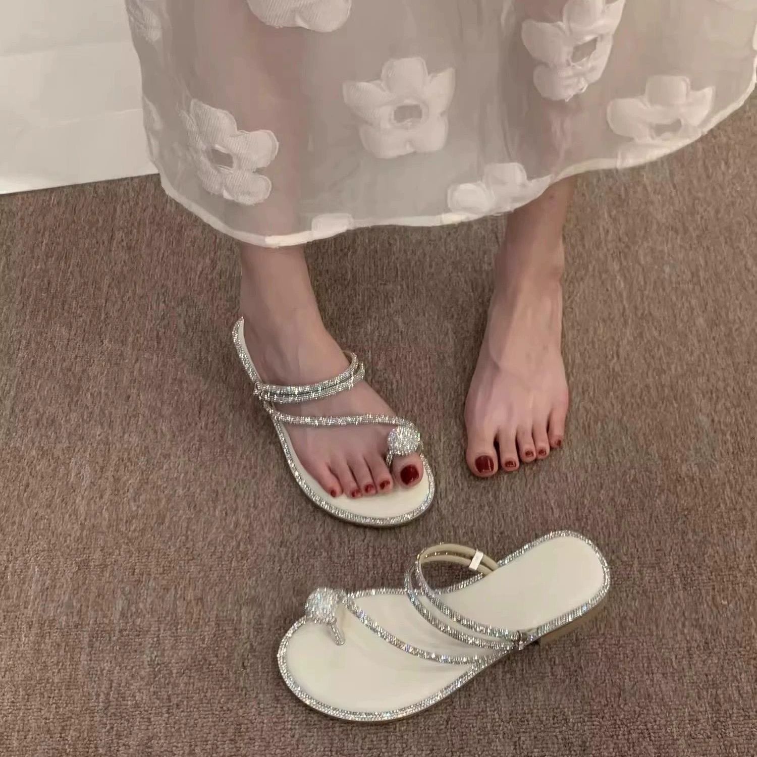 O1CN01i4rf4D1yZeMRHfWRT_2220360336593-0-cib.jpg French Rhinestone Small Slippers for Women Summer Outdoor 2024 New Fairy Style Toe Separator Flip Flops Beach Sandals - Image 1