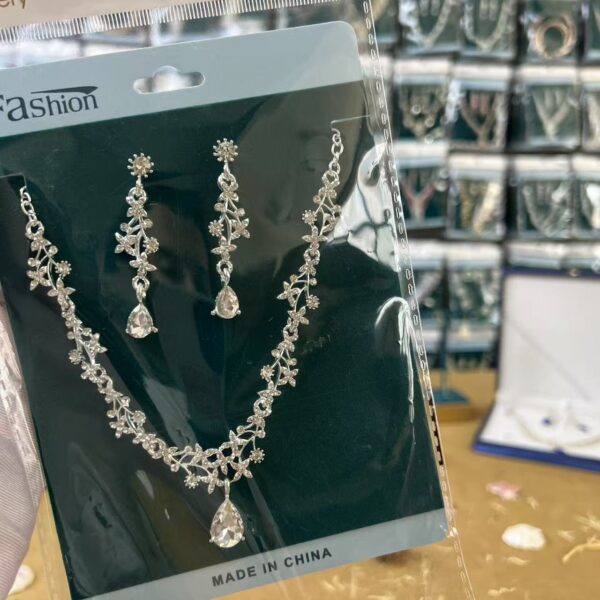 Luxury Necklace and Earrings Set Z670