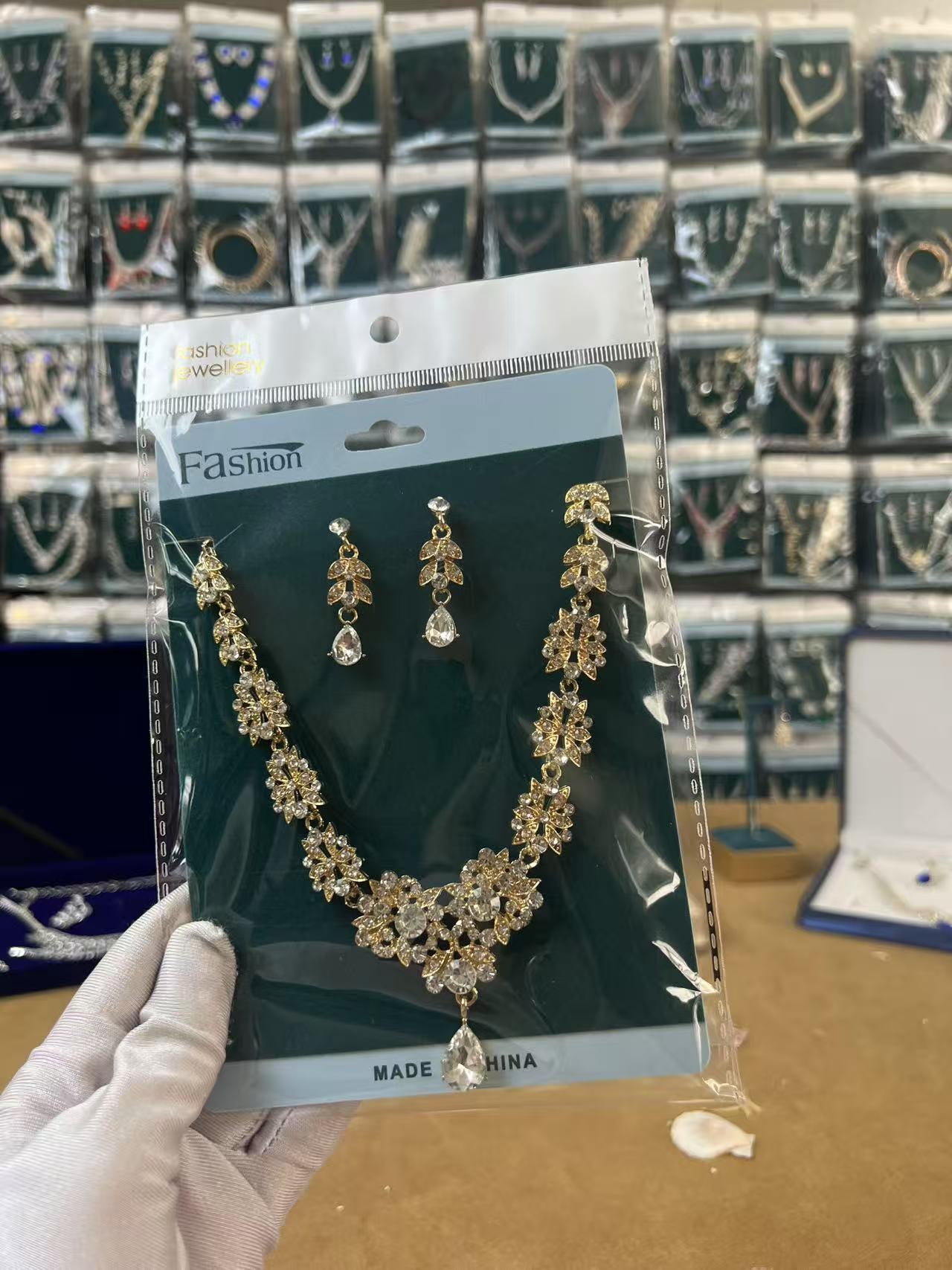 SKN1044-01 Luxury Necklace and Earrings Set Z688 - Image 1