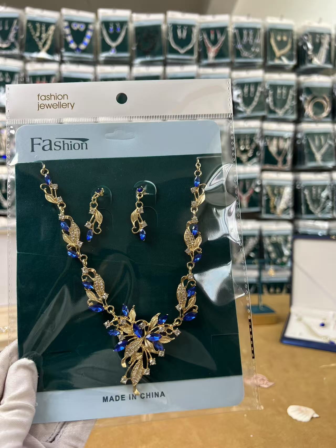 SKN1054-01 Luxury Necklace and Earrings Set Z698 - Image 1