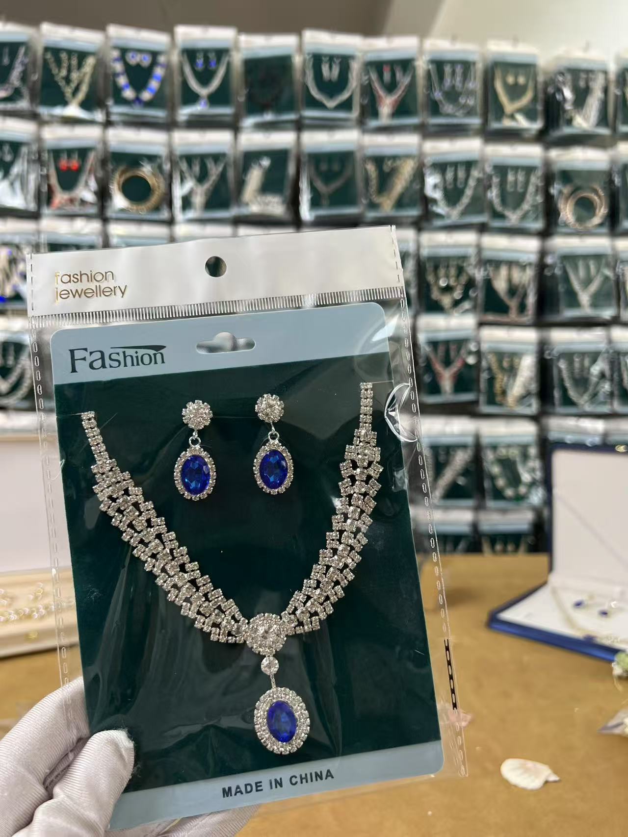SKN1059-01 Luxury Necklace, Earrings and Bracelet Set Z703 - Image 1