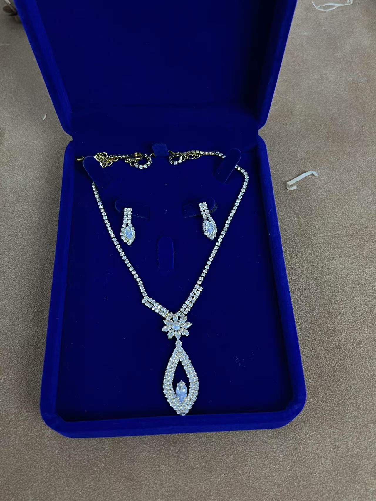 SKN995-01 Luxury Necklace and Earrings Set Z639 - Image 1