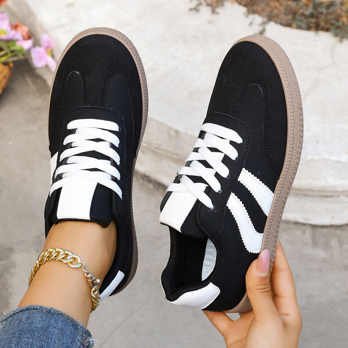 O1CN01DrdjHh1LfMHLjW3sg_2912171326-0-cib.jpg Women's Retro Color-Block Skate Sneakers Wide Fit - Image 1