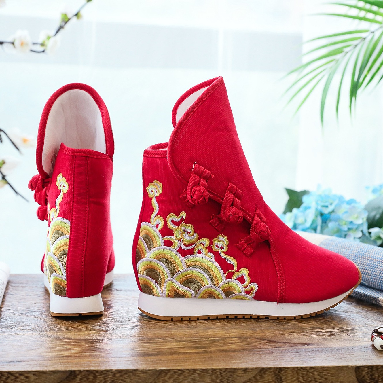O1CN01LAFQEa1UcS7PUIgU6_3869952538-0-cib.jpg Women's Canvas Embroidered Wedge Short Boots - Image 1