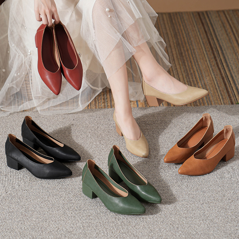 O1CN01rfeoqg1wVPLNvxjYf_3968276313-0-cib.jpg Soft Leather Pointed-Toe Chunky Heel Pumps - Image 1